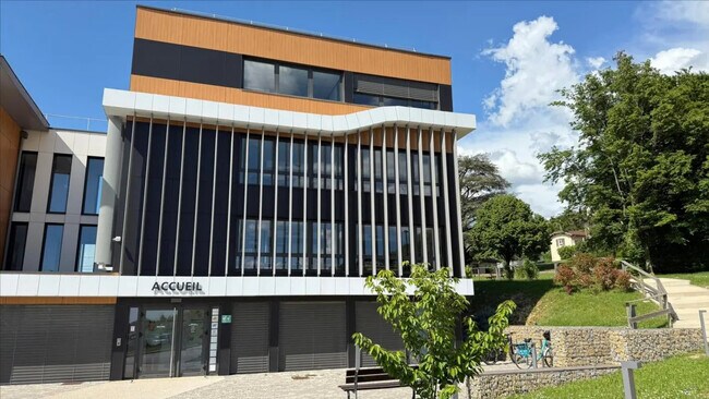 Plus de détails pour Local d'activités à louer