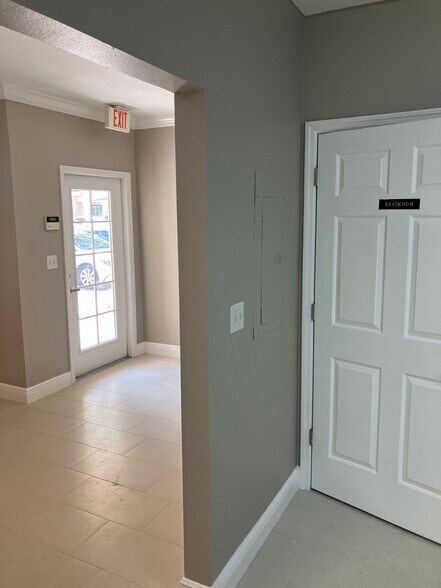 3216 Cove Bend Dr, Lutz, FL à vendre - Photo de l’immeuble – Image 3 sur 18
