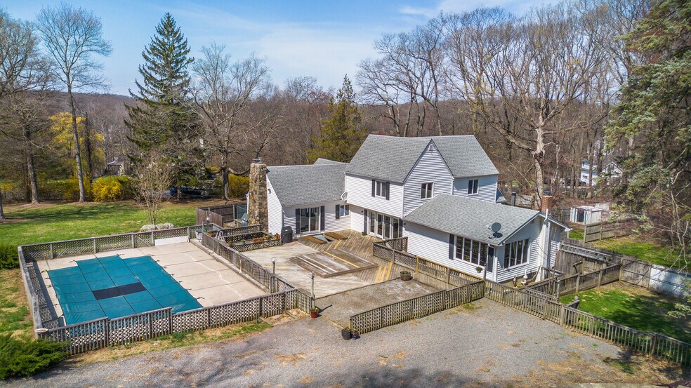 8 Stonehedge Ln, Byram Township, NJ à vendre - Photo de l’immeuble – Image 3 sur 31