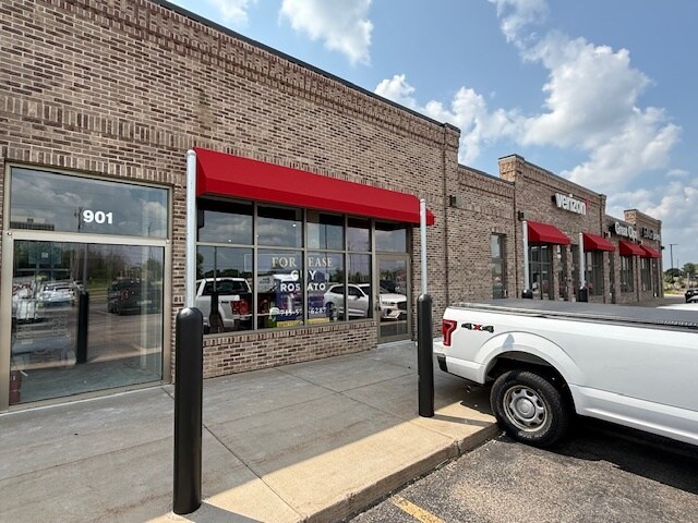 905 W Clairemont Ave, Eau Claire, WI à louer Photo principale– Image 1 sur 13