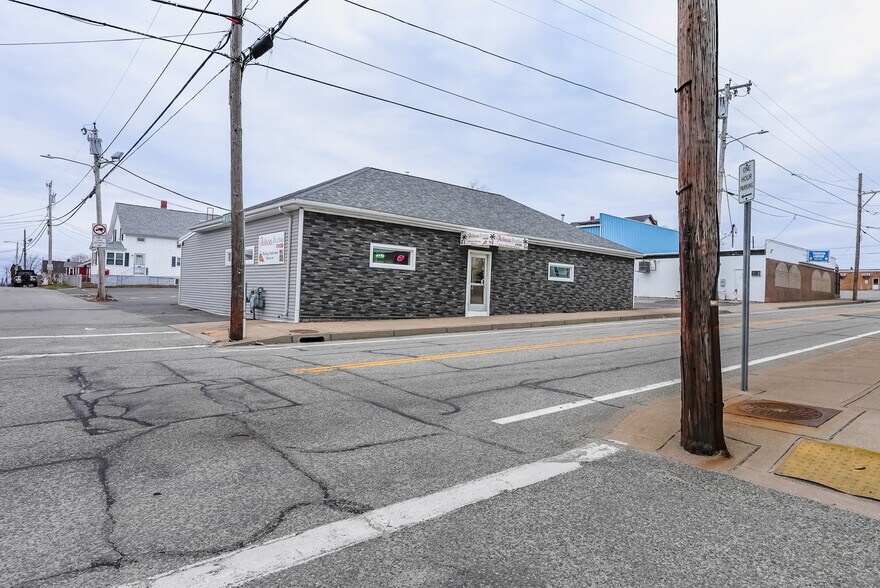 77-79 Main Rd, Tiverton, RI à vendre - Photo de l’immeuble – Image 2 sur 21