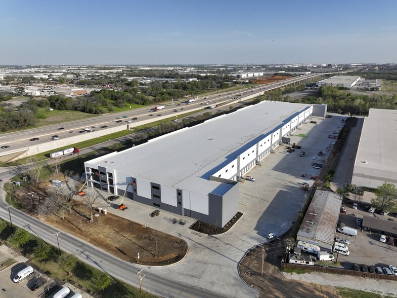 910 W Shady Grove, Grand Prairie, TX à louer - Photo principale – Image 1 sur 21