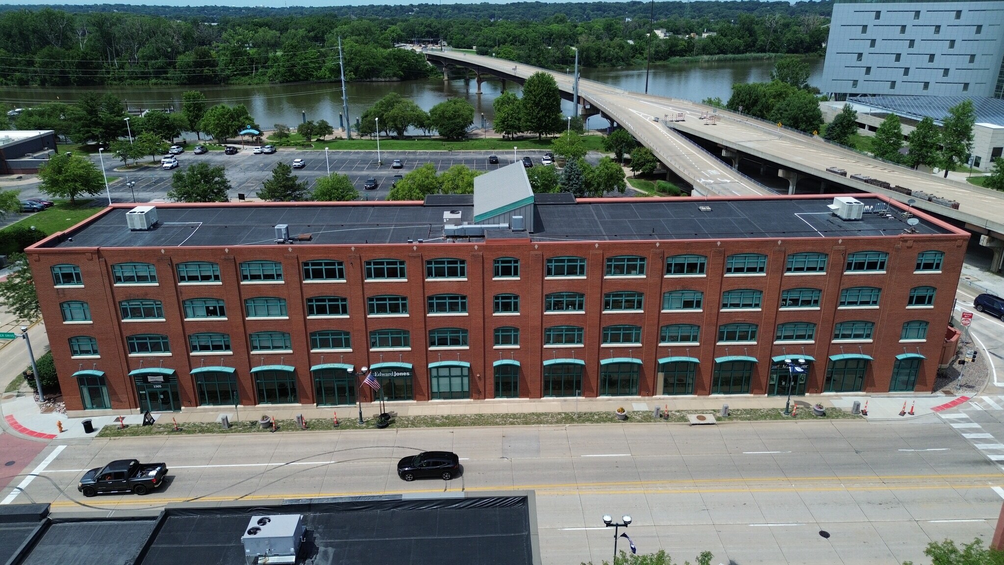 1501 River Dr, Moline, IL à louer Photo de l’immeuble– Image 1 sur 8