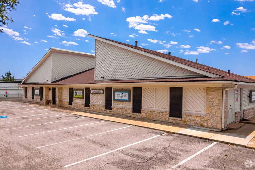 2651 Texas Dr, Irving, TX à louer - Photo de l’immeuble – Image 3 sur 12