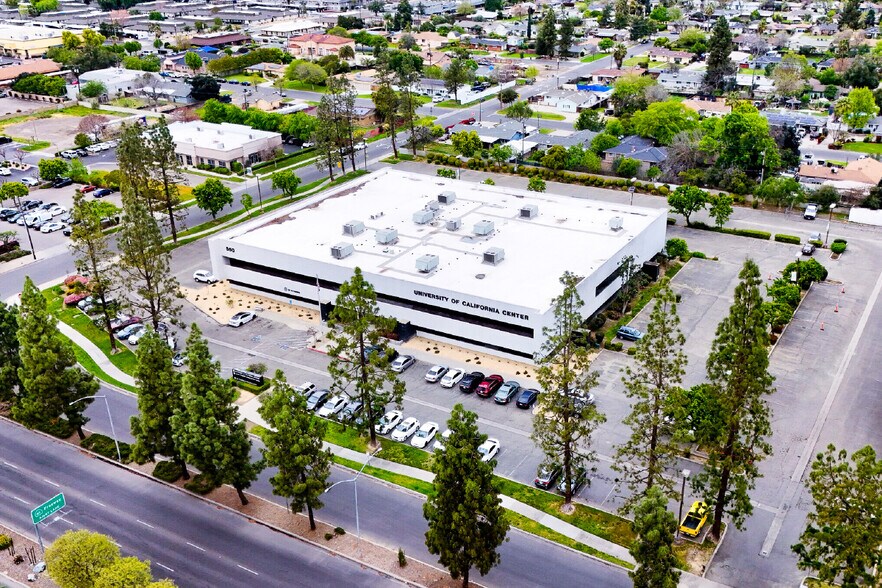 550 E Shaw Ave, Fresno, CA à vendre - Photo de l’immeuble – Image 1 sur 3