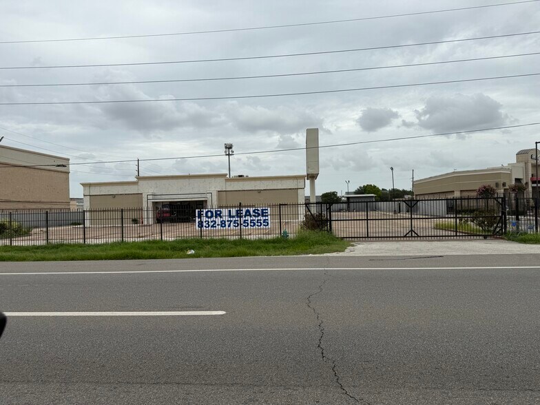 2737 Highway 6 S, Houston, TX à louer - Photo de l’immeuble – Image 2 sur 14