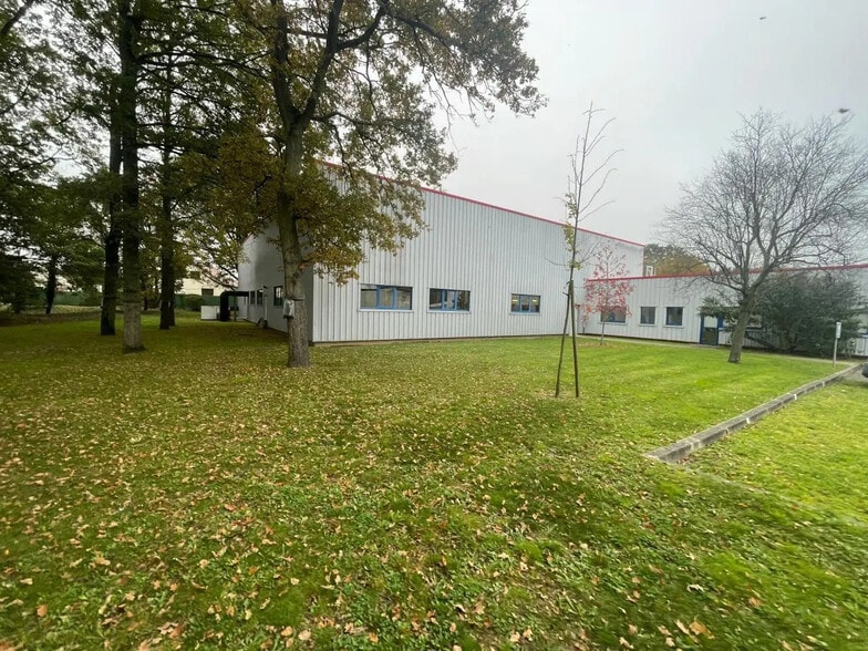 Local d'activités dans Cheptainville à vendre - Photo de l’immeuble – Image 3 sur 15