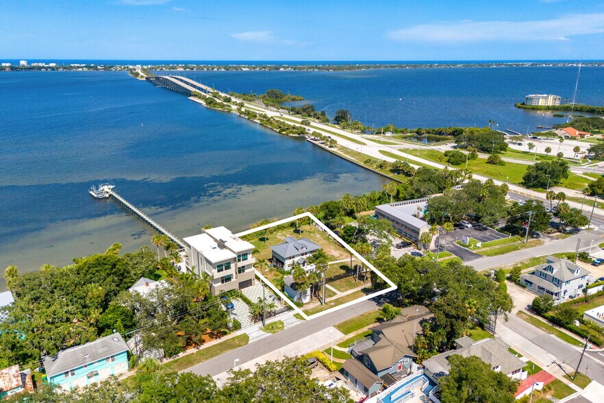 1811 Riverview Dr, Melbourne, FL à vendre - Photo de l’immeuble – Image 2 sur 42