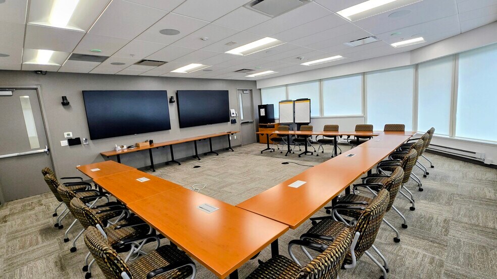 355 Business Center Dr, Horsham Township, PA à vendre - Photo de l’immeuble – Image 2 sur 12