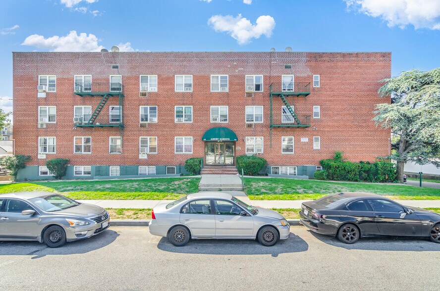 9420 Albert Rd, Ozone Park, NY à vendre - Photo de l’immeuble – Image 1 sur 8