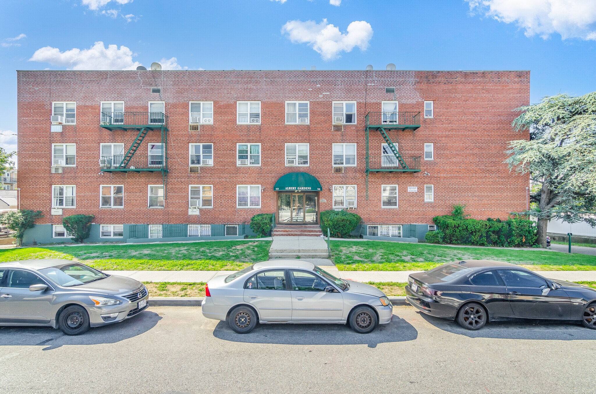 9420 Albert Rd, Ozone Park, NY à vendre Photo de l’immeuble– Image 1 sur 9