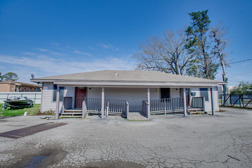 9107 Irvington Blvd, Houston, TX à louer - Photo de l’immeuble – Image 2 sur 25