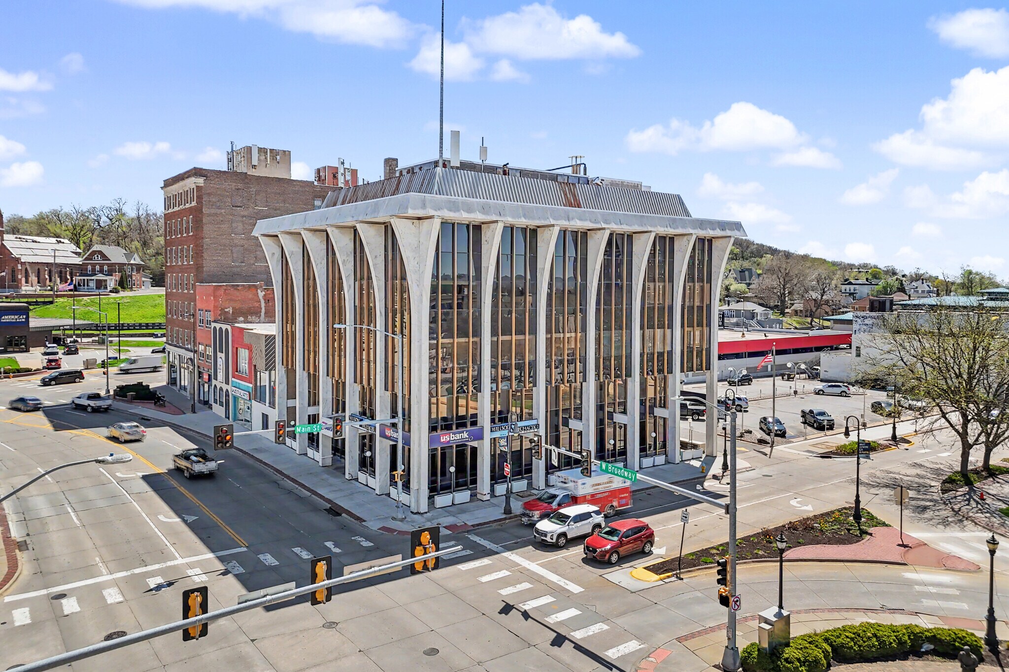 421 W Broadway, Council Bluffs, IA à louer Photo de l’immeuble– Image 1 sur 2