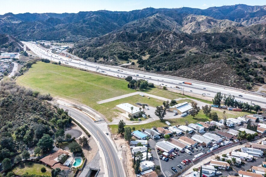 24924 Hawkbryn Ave, Santa Clarita, CA à vendre - Photo de l’immeuble – Image 3 sur 5