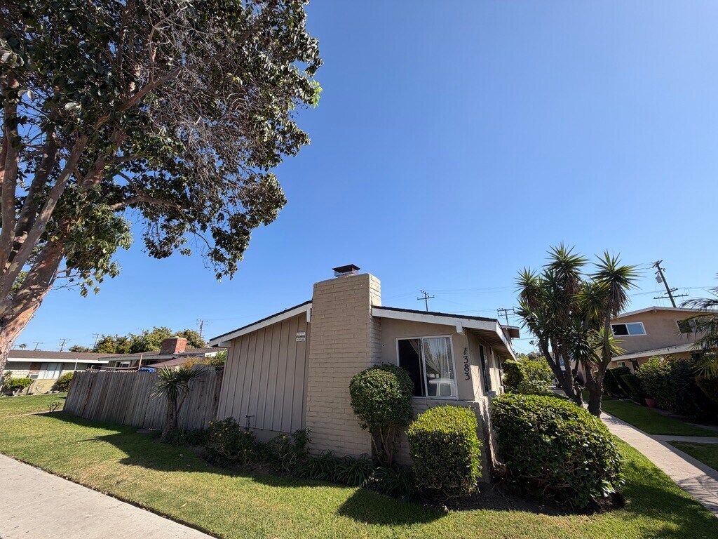 1383 Baker St, Costa Mesa, CA à vendre Photo de l’immeuble– Image 1 sur 7