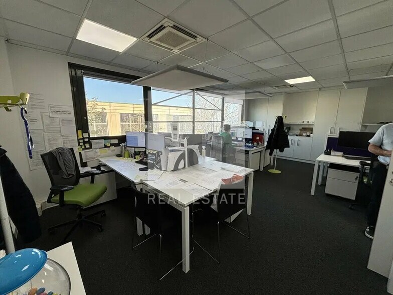 Bureau dans Bron à louer - Photo de l’immeuble – Image 3 sur 12