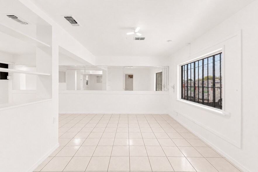 4166 Culebra Rd, San Antonio, TX à vendre - Photo de l’immeuble – Image 3 sur 9