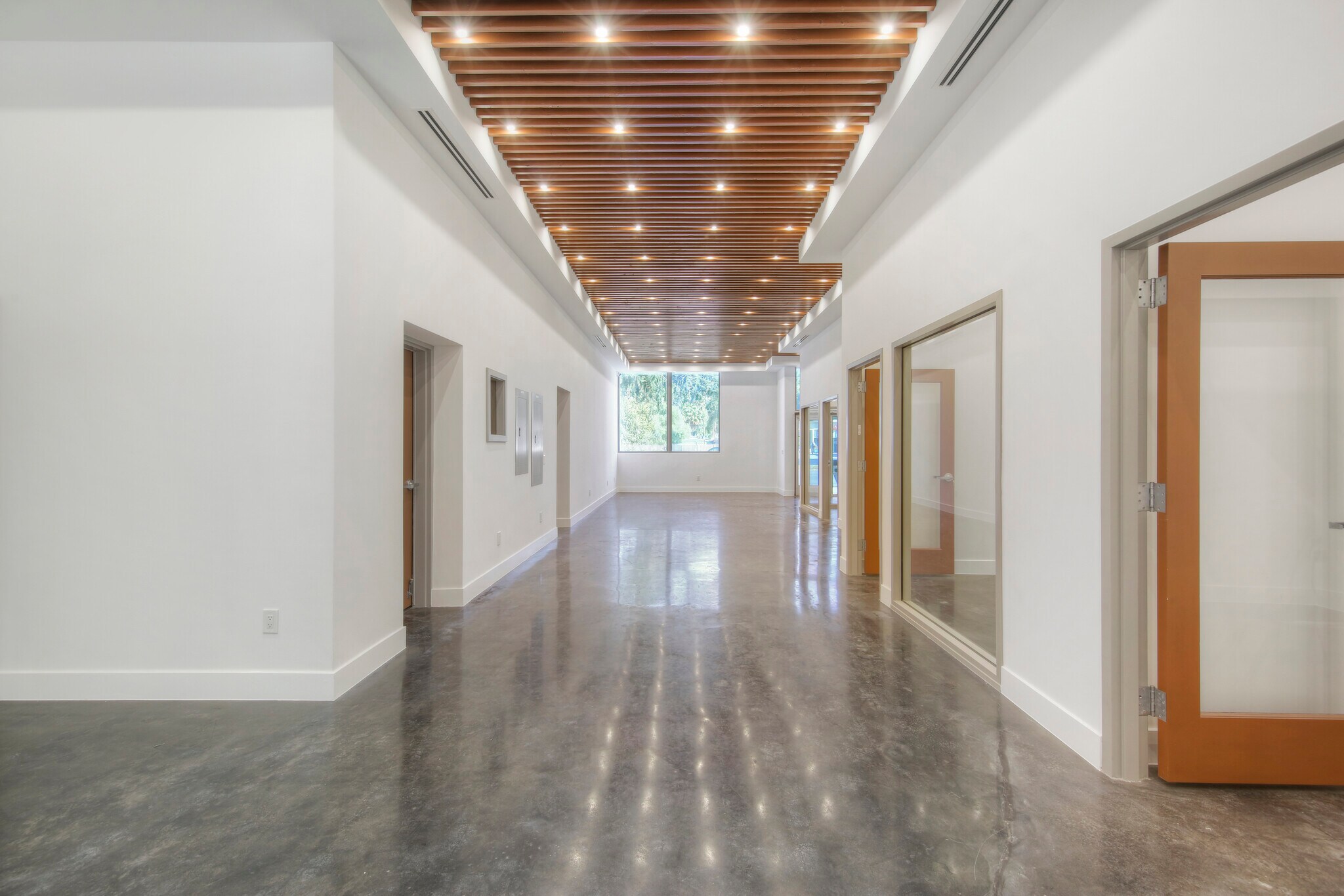 5325 Topanga Canyon Blvd, Woodland Hills, CA à louer Photo intérieure– Image 1 sur 42