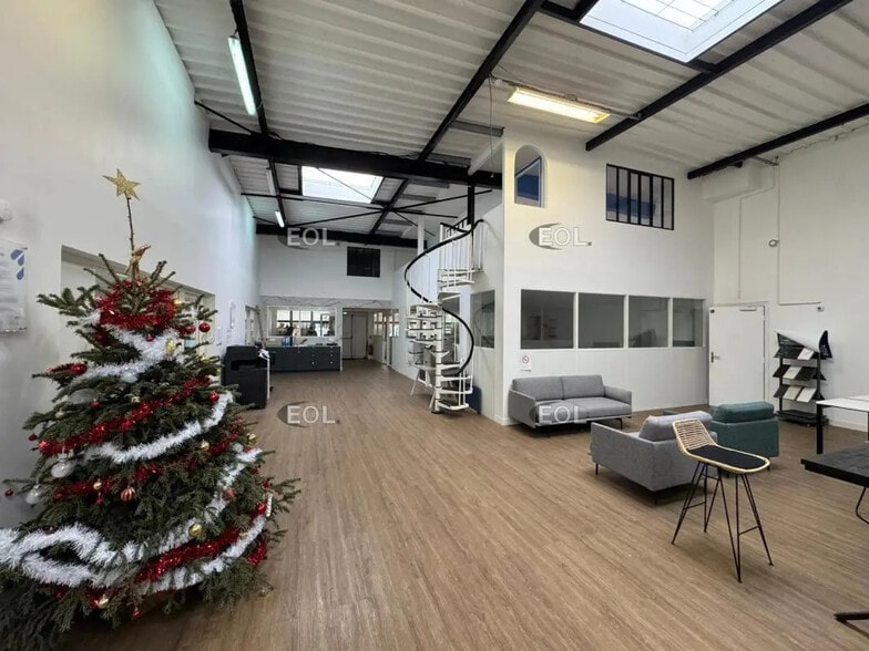 Local d'activités dans Saint-Thibault-des-Vignes à vendre - Photo intérieure – Image 3 sur 9