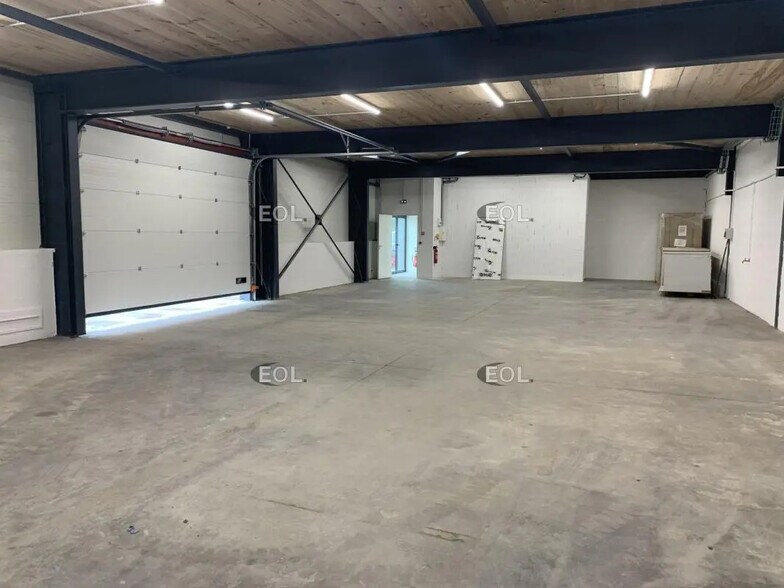 Local d’activités dans Saint-Rémy-de-Provence à louer - Photo de l’immeuble – Image 2 sur 5