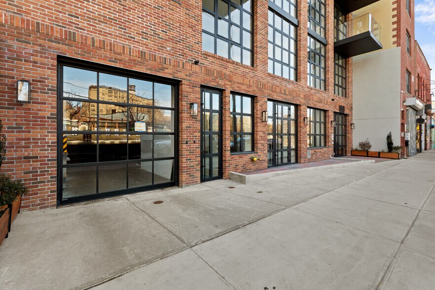 37-29 32nd St, Long Island City, NY à vendre - Photo de l’immeuble – Image 2 sur 11