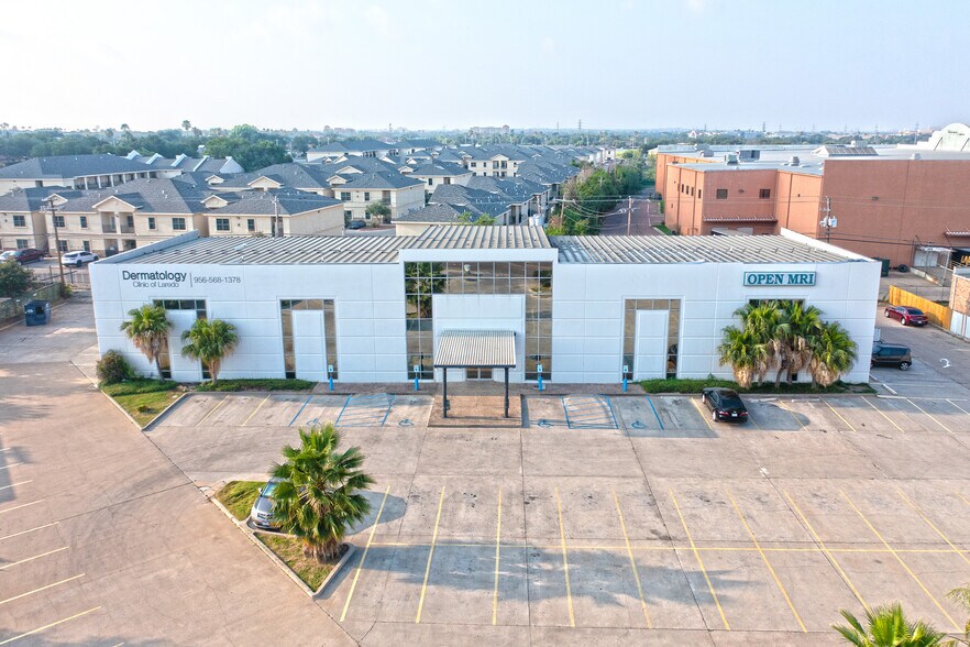 209 W Village Blvd, Laredo, TX à louer - Photo de l’immeuble – Image 1 sur 7
