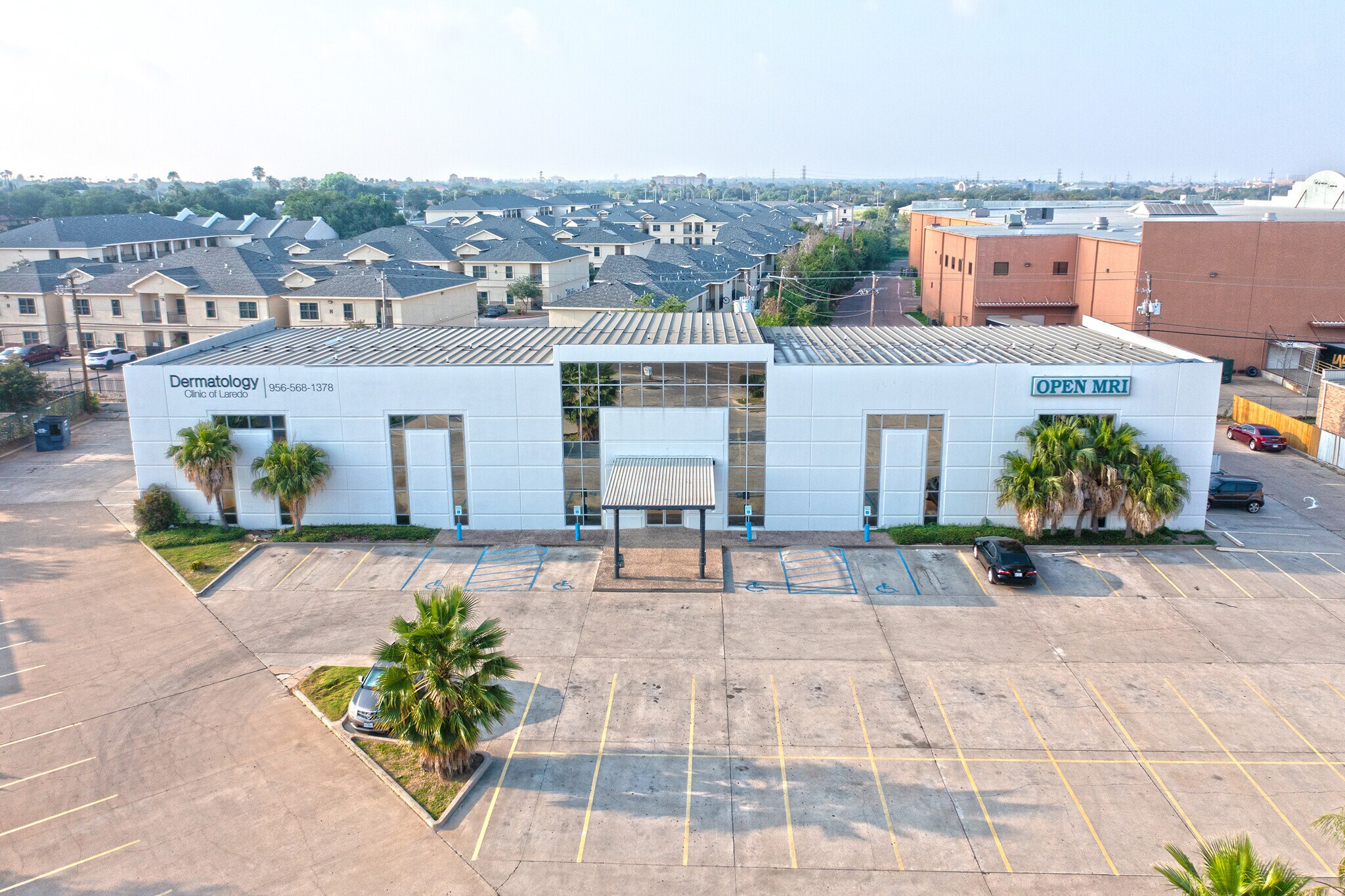 209 W Village Blvd, Laredo, TX à louer Photo de l’immeuble– Image 1 sur 8