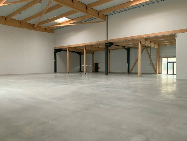 Plus de détails pour 22 Rue Des Freres Lumiere, Saint-Bonnet-de-Mure - Local d'activités à louer