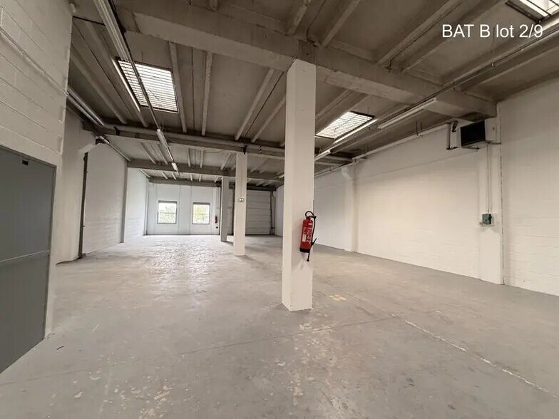 Local d'activités dans Saint-Quentin-Fallavier à vendre - Photo de l’immeuble – Image 2 sur 26
