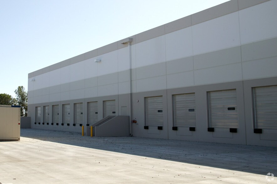 2310 Gladwick St, Rancho Dominguez, CA à louer - Photo de l’immeuble – Image 2 sur 4