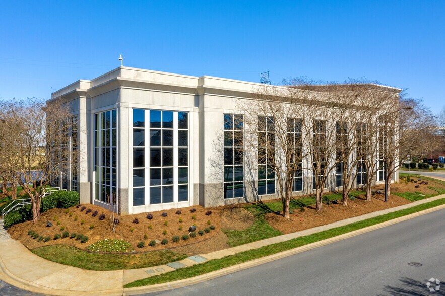 13900 Conlan Cir, Charlotte, NC à louer - Photo de l’immeuble – Image 3 sur 8
