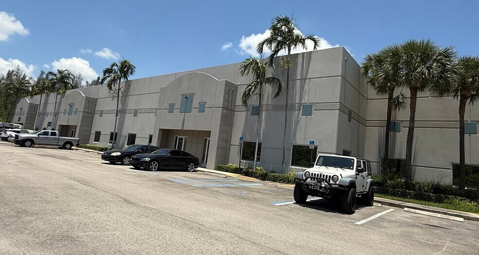 1907 SW 43rd Ter, Deerfield Beach, FL à louer - Photo de l’immeuble – Image 1 sur 6