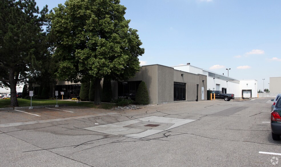 3245 American Dr, Mississauga, ON à louer - Photo de l’immeuble – Image 2 sur 4
