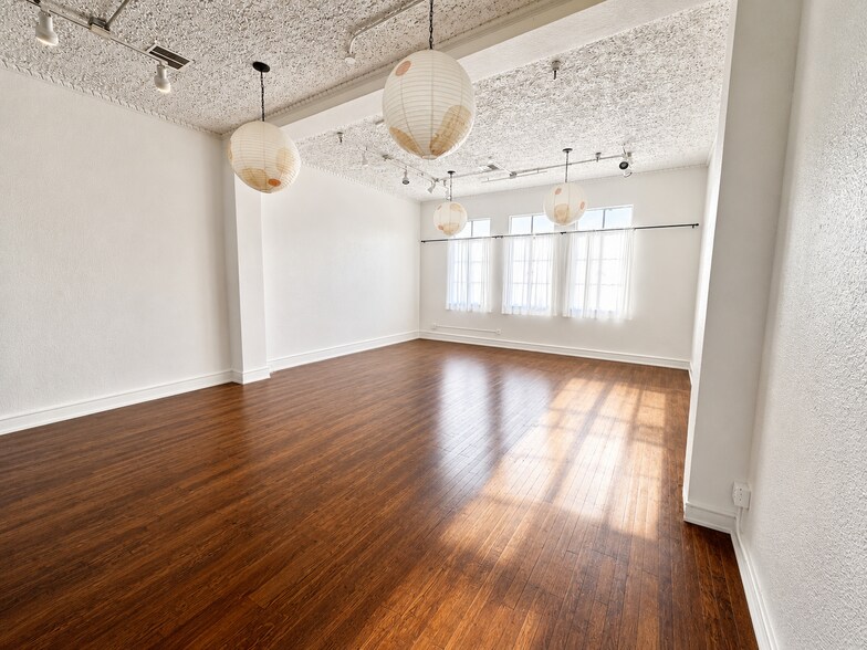 201-215 N Broadway, Santa Ana, CA à louer - Photo intérieure – Image 2 sur 9