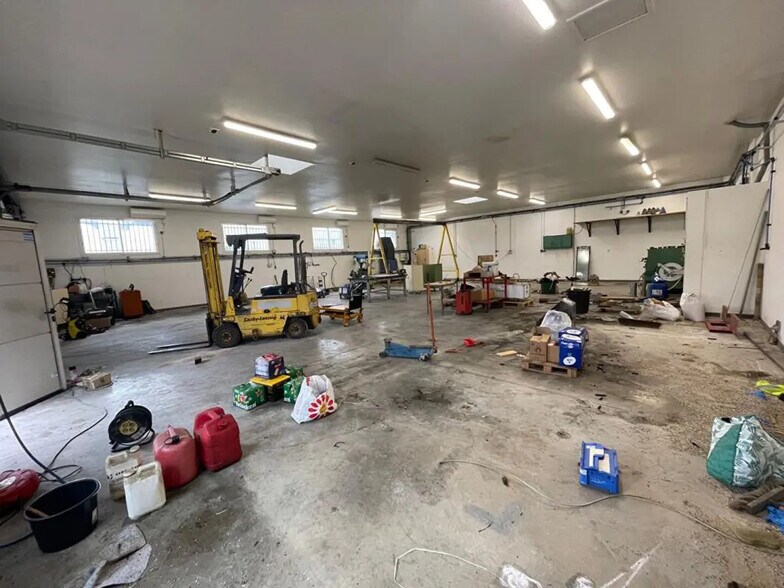 Local d'activités dans Carpentras à vendre - Photo de l’immeuble – Image 2 sur 4