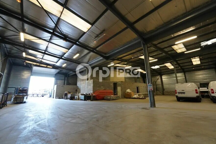 Local d'activités dans Charvieu-Chavagneux à vendre - Photo de l’immeuble – Image 2 sur 12