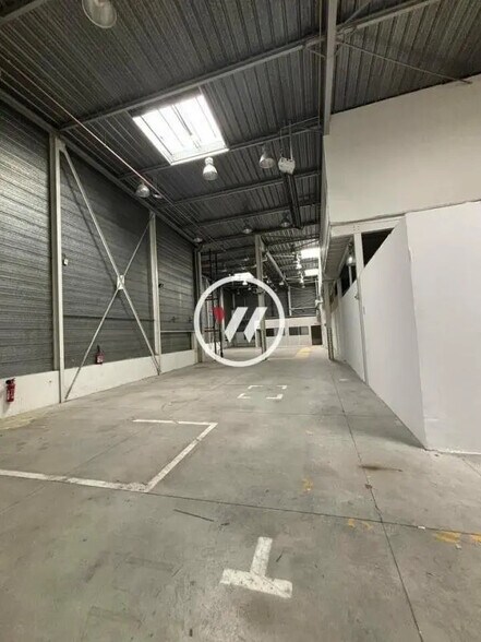 Local d’activités dans LES MILLES à louer - Photo de l’immeuble – Image 2 sur 7