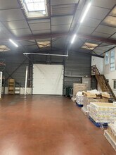 Local d’activités dans GRIGNY-SUR-RHÔNE à louer Photo intérieure– Image 2 sur 6