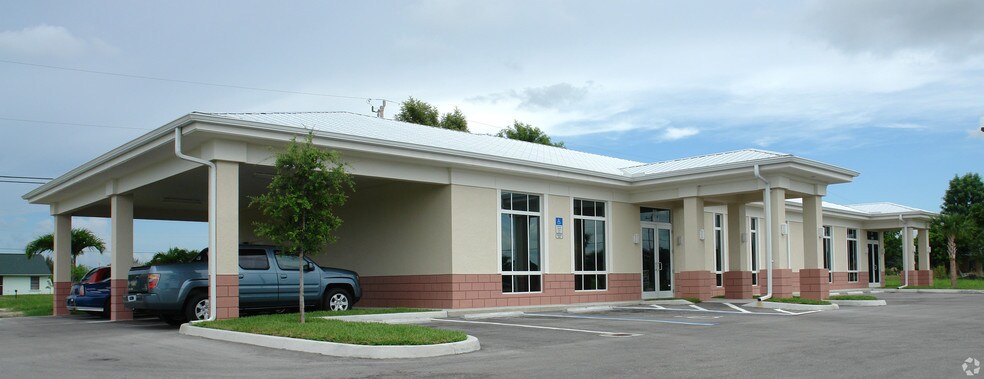 1510 SW Santa Barbara Blvd, Cape Coral, FL à louer - Photo de l’immeuble – Image 2 sur 6