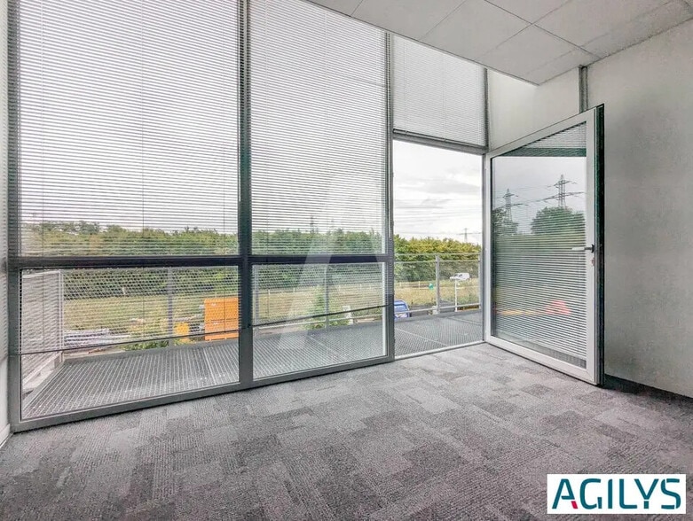 Local d’activités dans Villebon-sur-Yvette à louer - Photo de l’immeuble – Image 1 sur 12