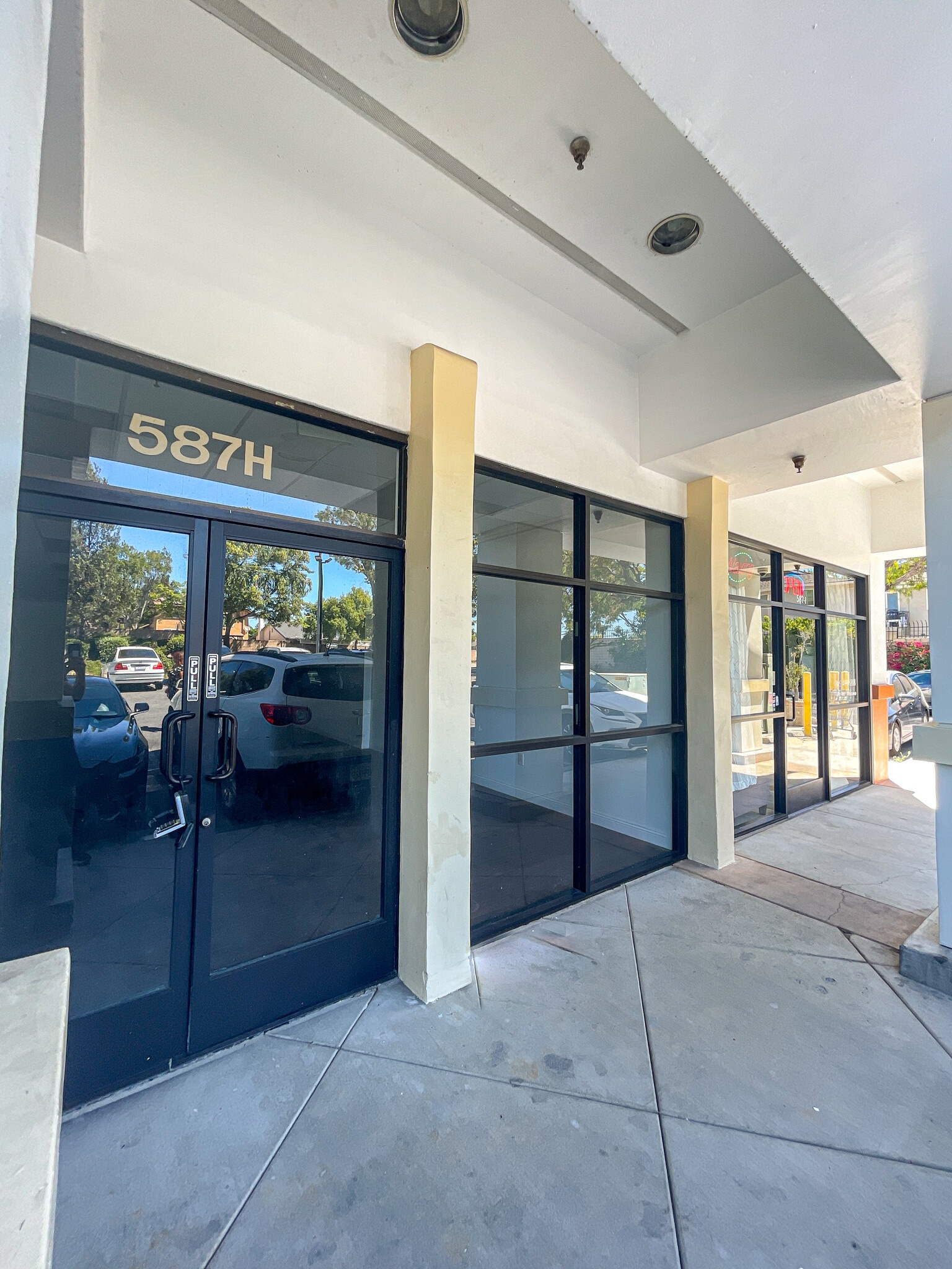 579-591 N Ventu Park Rd, Newbury Park, CA à louer Photo de l’immeuble– Image 1 sur 5