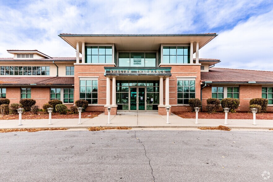 4901 NE Lakewood Way, Lee's Summit, MO à vendre - Photo principale – Image 1 sur 5