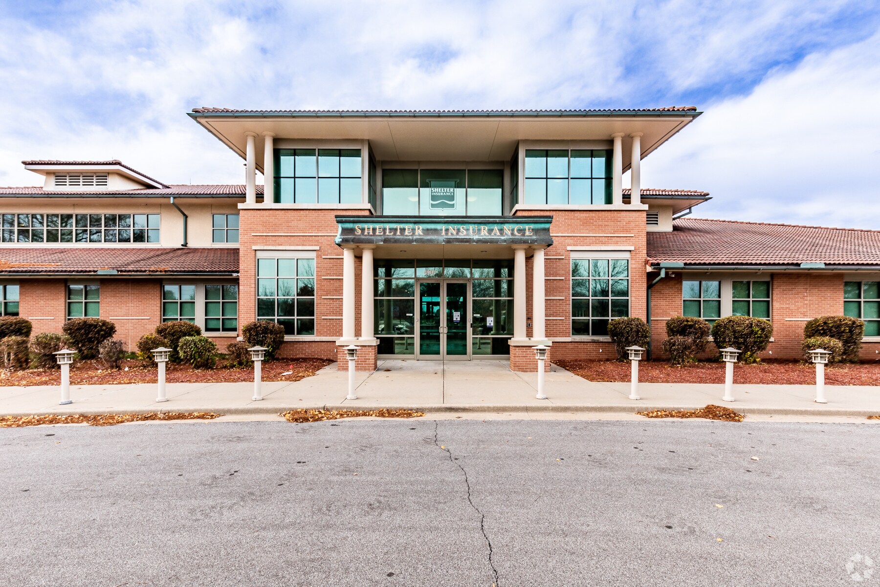 4901 NE Lakewood Way, Lee's Summit, MO à vendre Photo principale– Image 1 sur 6