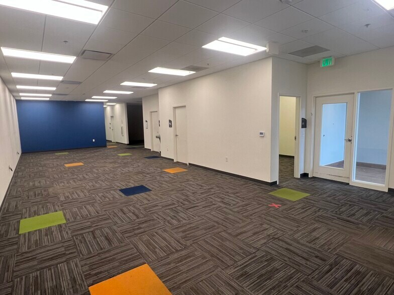 870 W Robinson Dr, North Salt Lake, UT à louer - Photo de l’immeuble – Image 2 sur 13