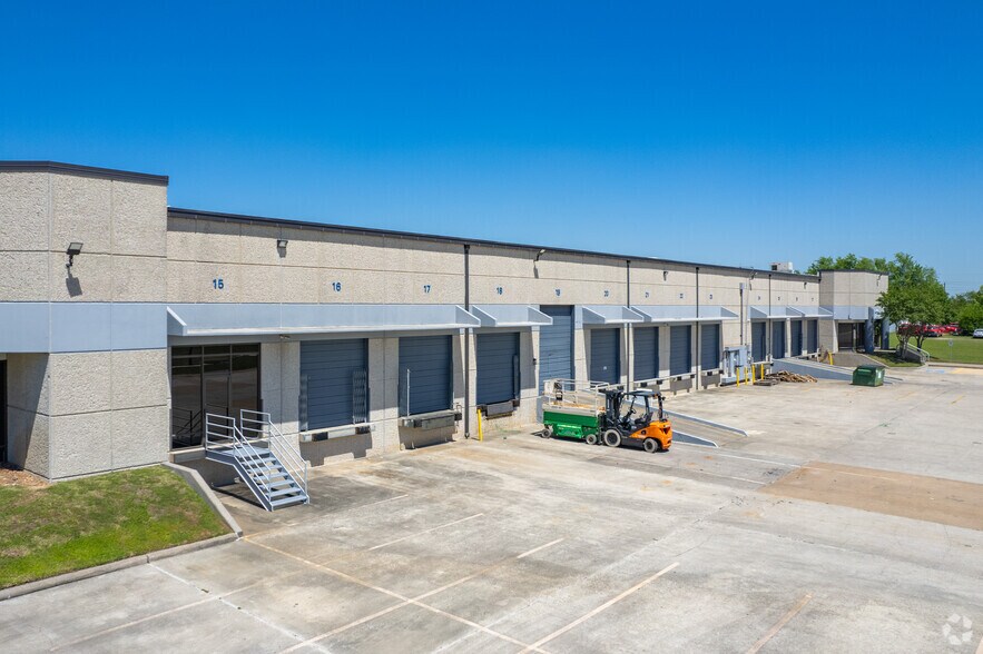 16420 W Hardy Rd, Houston, TX à louer - Photo de l’immeuble – Image 3 sur 4