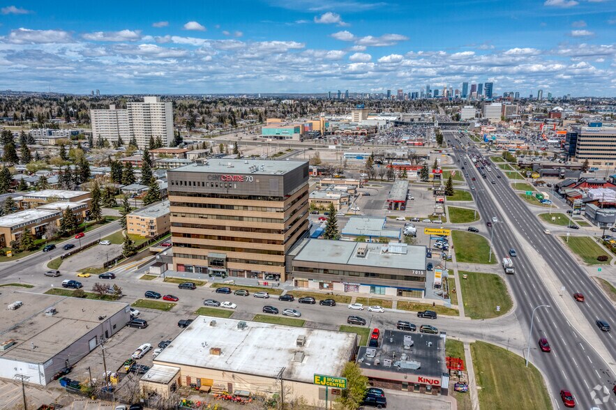 7015 MacLeod Trl SE, Calgary, AB à louer - Aérien – Image 3 sur 4