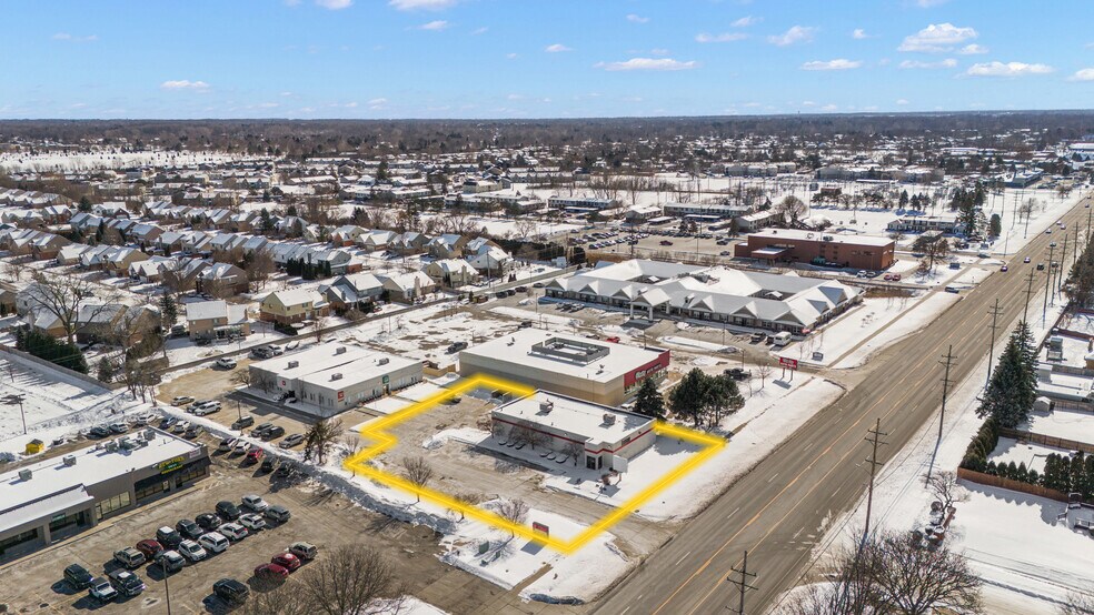 40696 Garfield Rd, Clinton Township, MI à vendre - Photo de l’immeuble – Image 3 sur 13