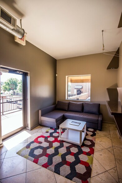3741 S Peoria Ave, Tulsa, OK à louer - Photo de l’immeuble – Image 3 sur 13