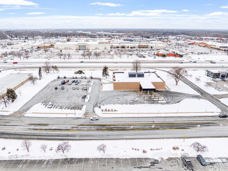 231 NE County Road 10, Blaine, MN à vendre - Photo de l’immeuble – Image 2 sur 2