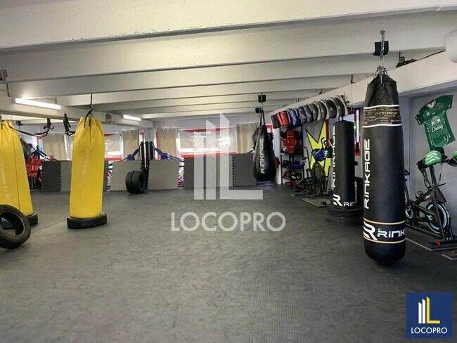 Plus de détails pour Local d'activités à louer